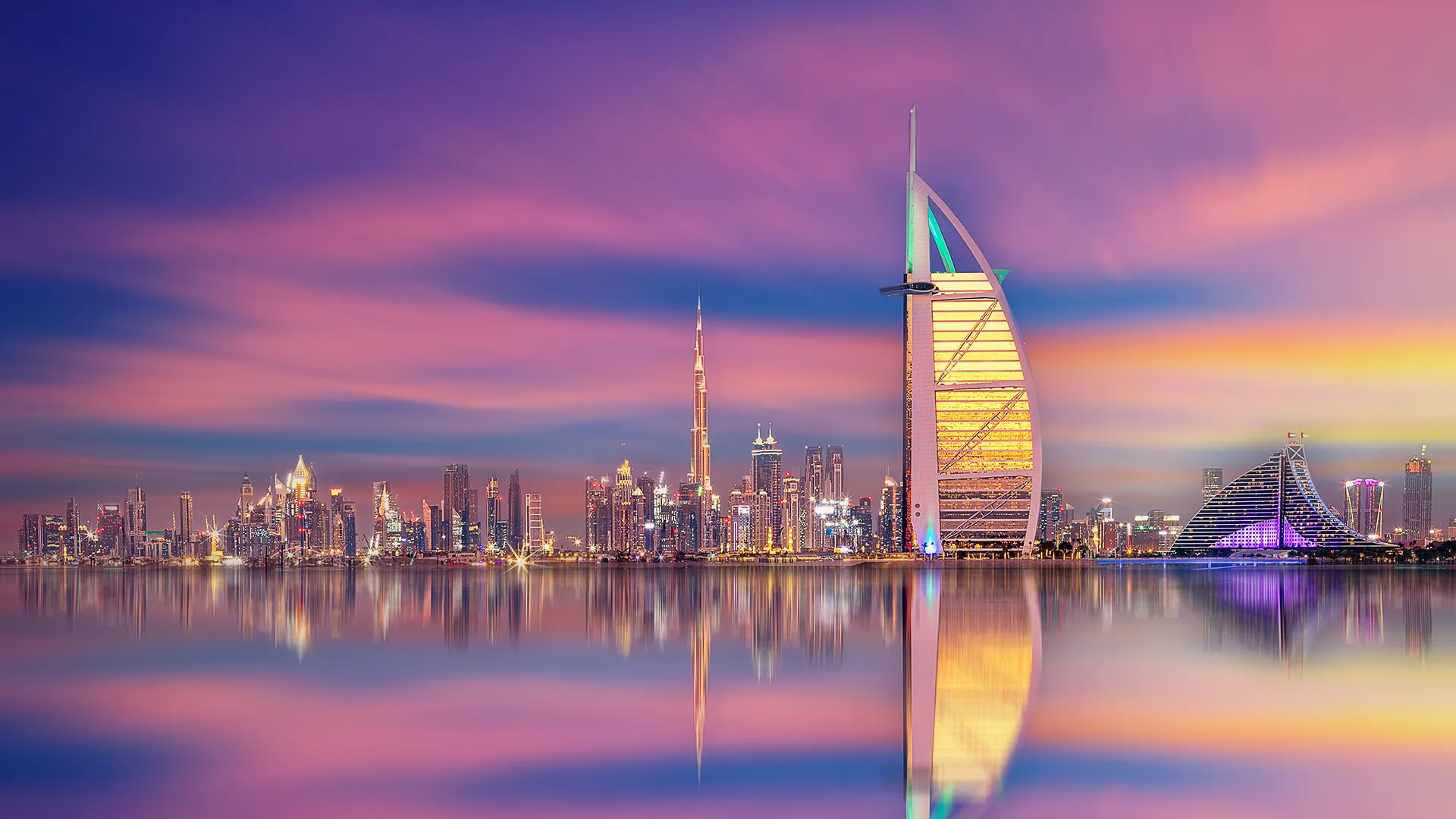 Skyline de Dubaï au crépuscule, Burj Khalifa et Burj Al Arab reflétés dans la baie