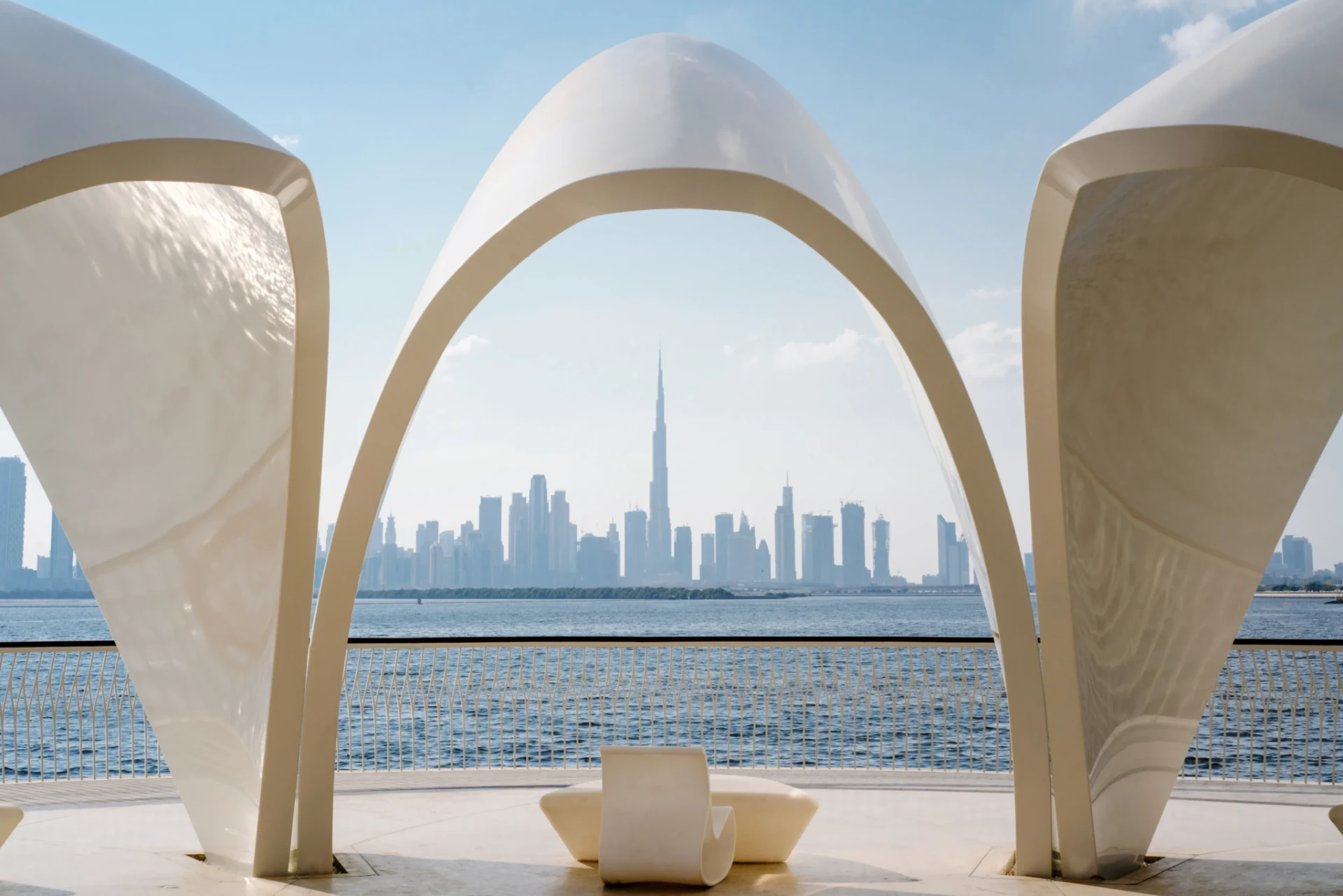 Arches du front de mer avec vue sur Burj Khalifa à Dubai Creek Harbour